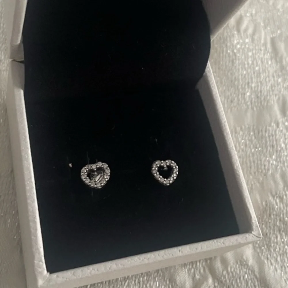 Elegant Silver Heart Stud Earrings - Picture 4 of 4